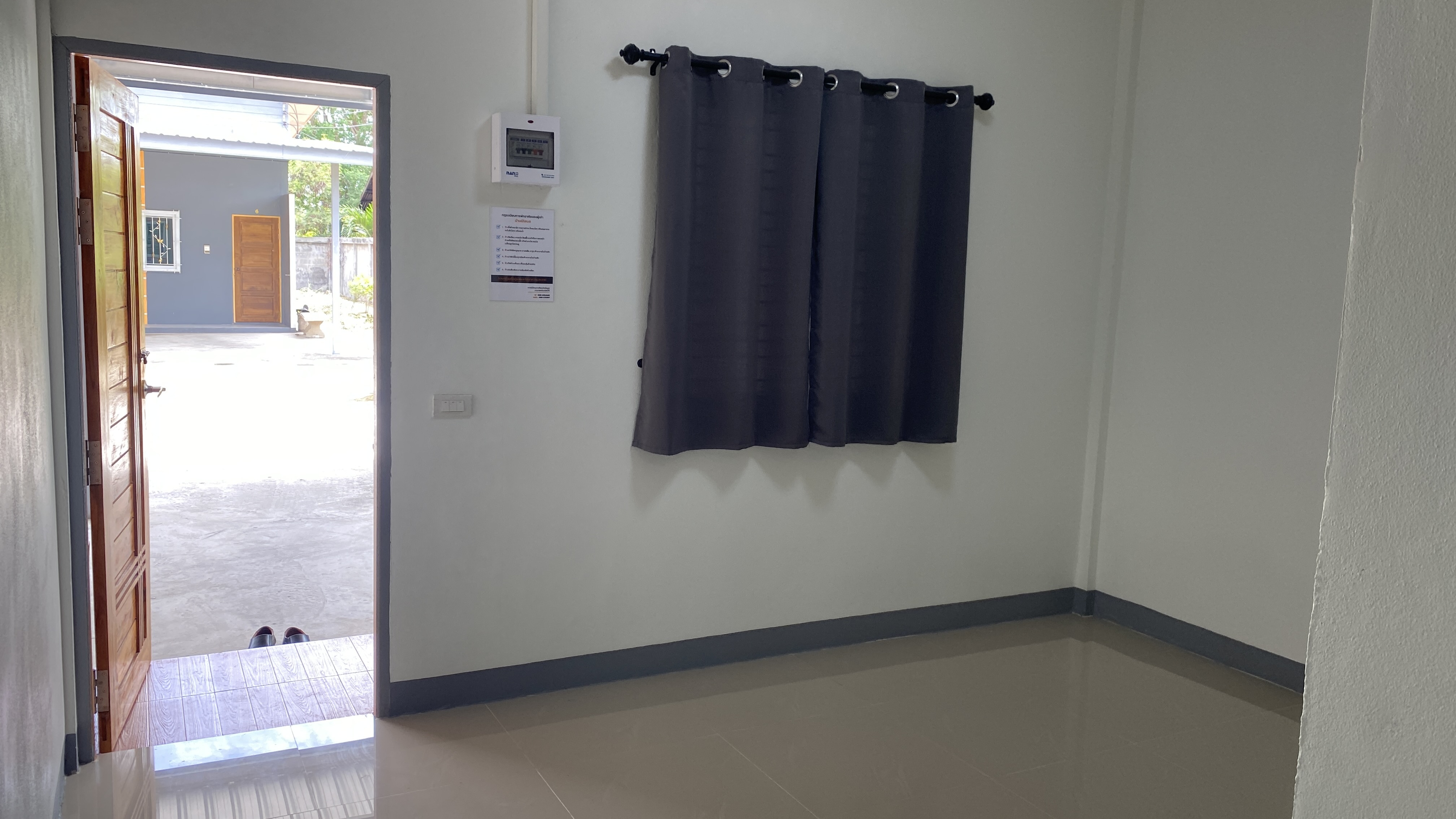 พื้นที่ภายในห้องและหน้าต่างพร้อมม่าน